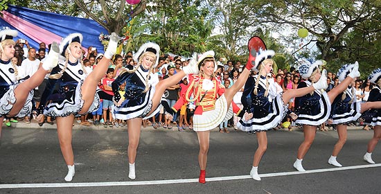 Düsseldorfer Delegation auf den Seychellen - zehn Tänzerinnen der Tanzgarde der KaKaJu mit Tanzmarie Melanie Bayer mit spektakulären Hebefiguren und einem Spagat am Ende (©Foto: Martin Schmitz)